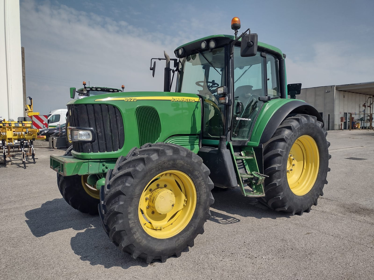 JOHN DEERE 6520 PREMIUM - Tractor: foto 1 JOHN DEERE 6520 PREMIUM - Tractor: foto 1