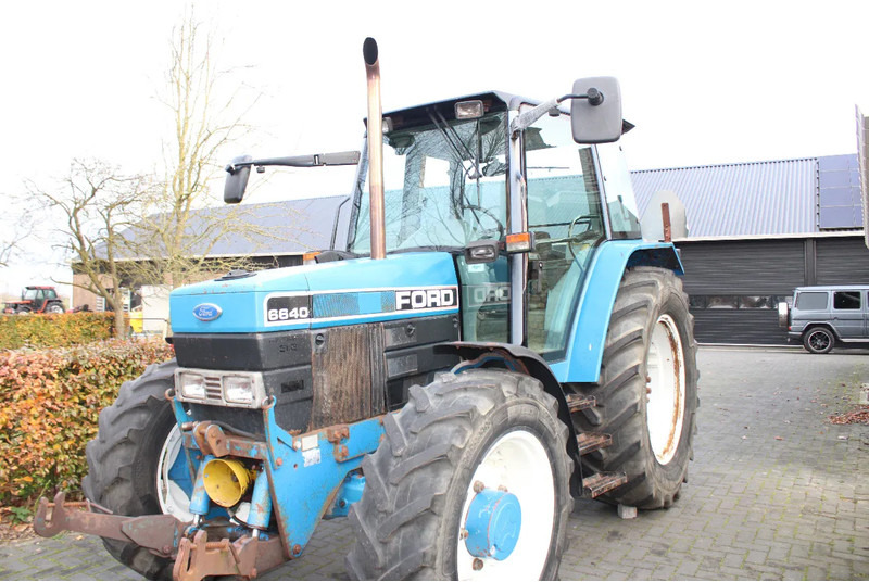 New Holland 6640 met turbo fronthef en front pto - Tractor: foto 5 New Holland 6640 met turbo fronthef en front pto - Tractor: foto 5