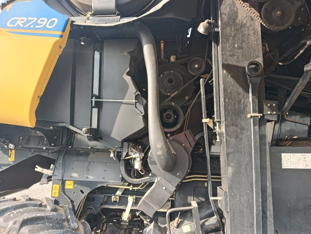 Cosechadora de granos New Holland CR 7.90: foto 6