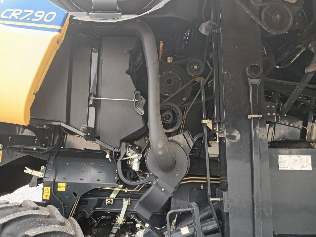 Cosechadora de granos New Holland CR 7.90: foto 21