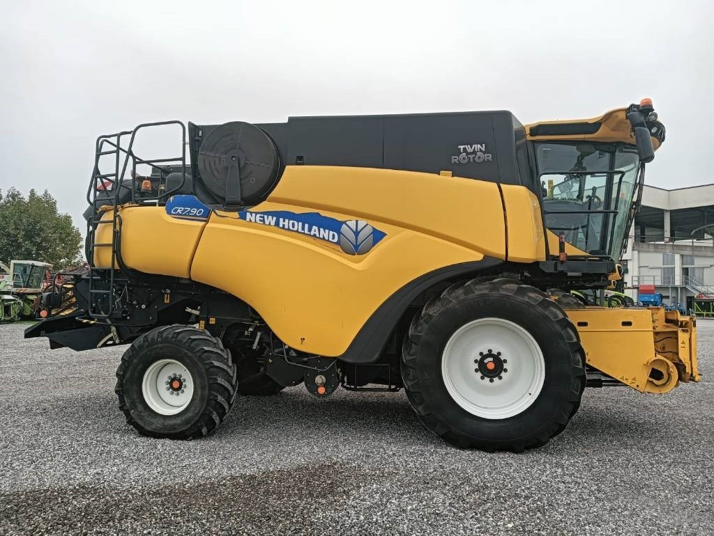 Cosechadora de granos New Holland CR 7.90: foto 17