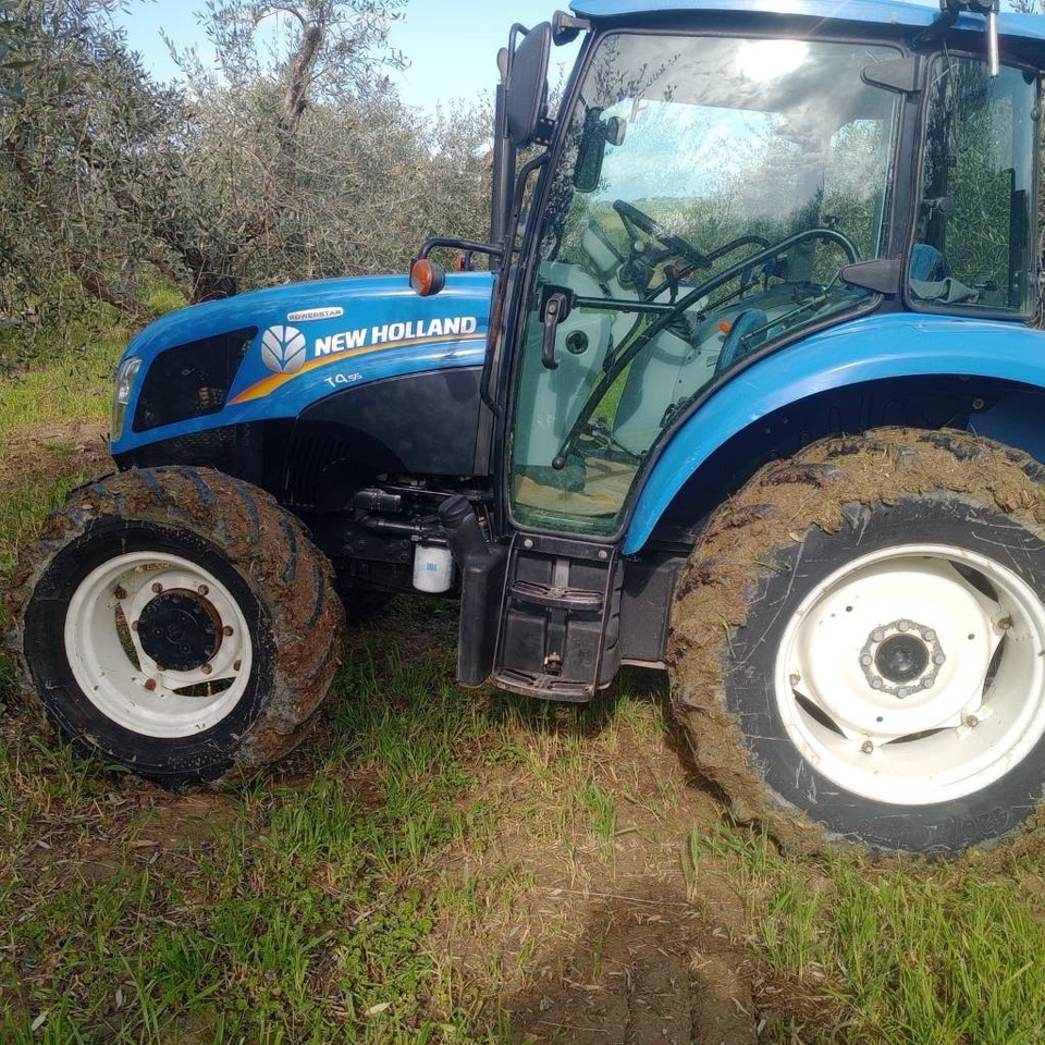 New Holland T 4.55 - Tractor: foto 2 New Holland T 4.55 - Tractor: foto 2