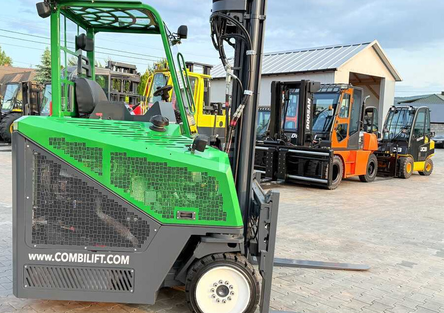 Combilift C4000CB / TRIPLEX - 5200MM / LPG / FREE LIFT / FORK POSITIONER / FORK SIDESHIFT / HEIGHT 2450MM / LIKE NEW - Carretilla de 4 vías: foto 5 Combilift C4000CB / TRIPLEX - 5200MM / LPG / FREE LIFT / FORK POSITIONER / FORK SIDESHIFT / HEIGHT 2450MM / LIKE NEW - Carretilla de 4 vías: foto 5