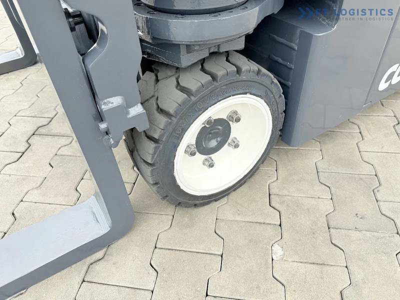 Combilift Combilift CBE2500 / TRIPLEX / 5500MM / FREE LIFT / ELECTRIC DRIVE / ONLY 2300 MTH / FORK POSITIONER / SIDE SHIFT / NEW TYRES / L - Carretilla de 4 vías: foto 4 Combilift Combilift CBE2500 / TRIPLEX / 5500MM / FREE LIFT / ELECTRIC DRIVE / ONLY 2300 MTH / FORK POSITIONER / SIDE SHIFT / NEW TYRES / L - Carretilla de 4 vías: foto 4