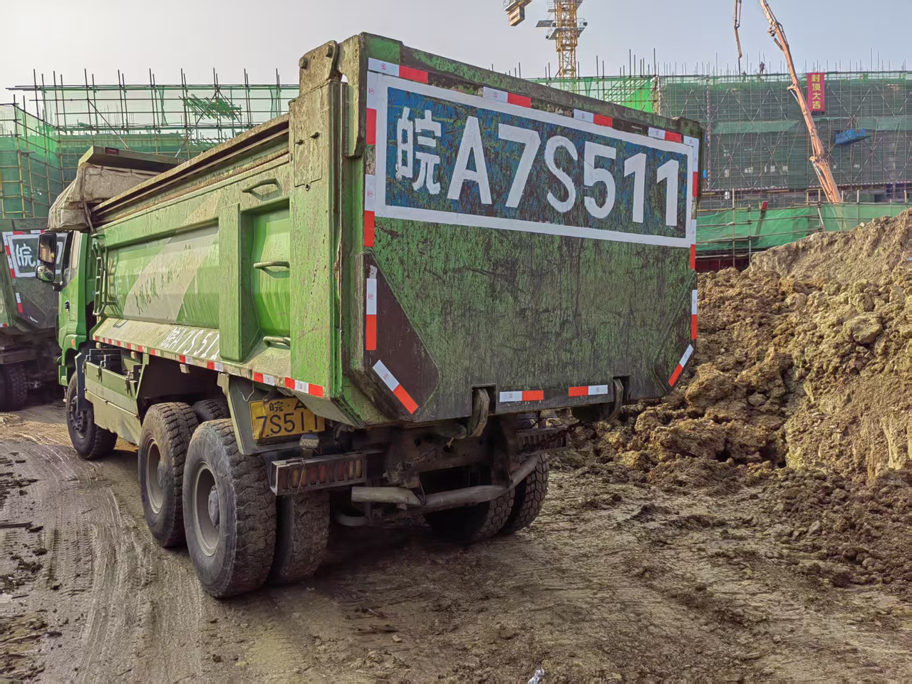 Auman Auman 6*4 dump truck - Camión volquete: foto 2 Auman Auman 6*4 dump truck - Camión volquete: foto 2