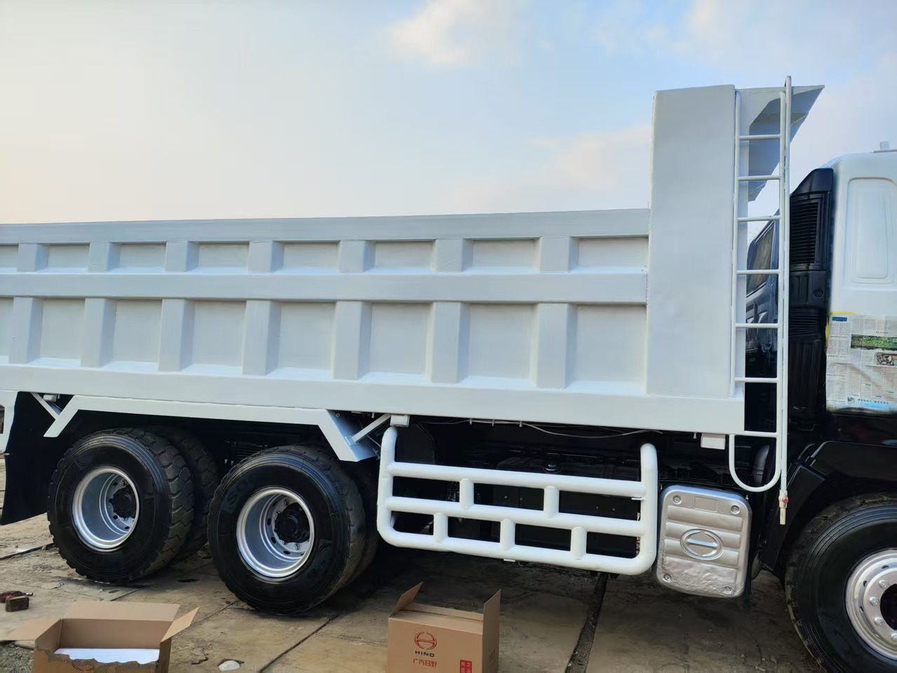HINO HINO 700 - Camión volquete: foto 1 HINO HINO 700 - Camión volquete: foto 1
