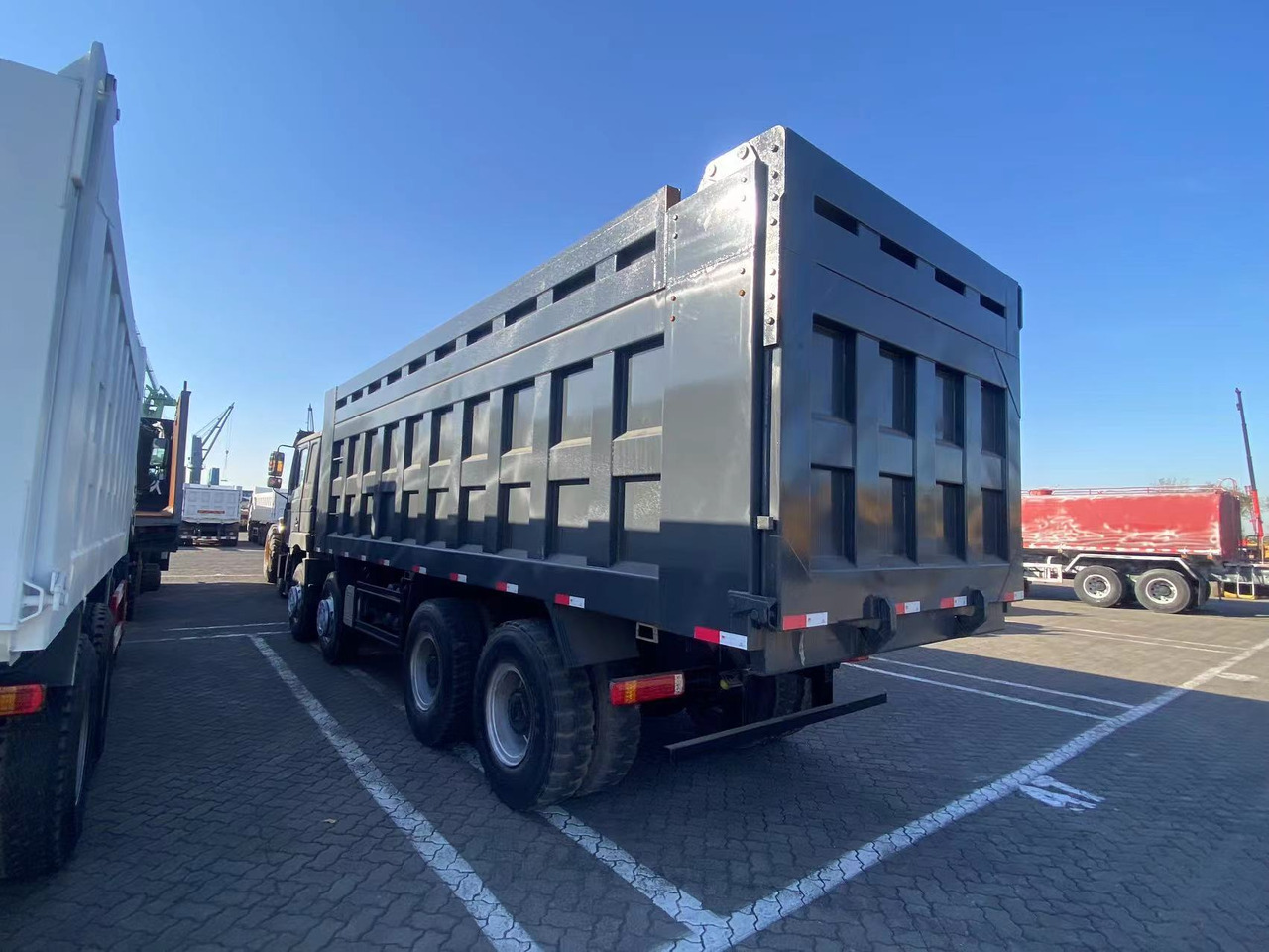 SHACMAN Shacman F3000 8*4 dump truck - Camión volquete: foto 3 SHACMAN Shacman F3000 8*4 dump truck - Camión volquete: foto 3