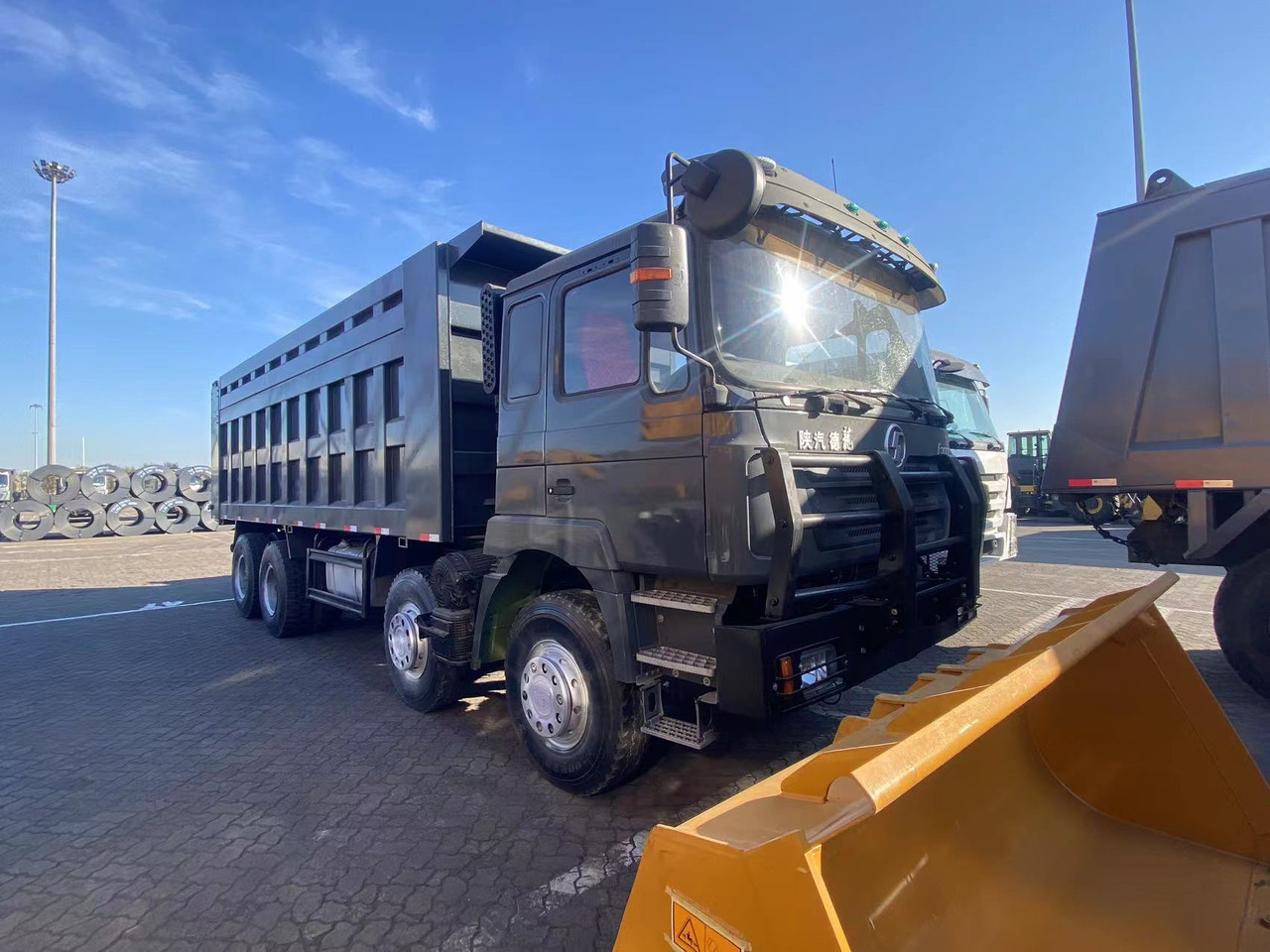 SHACMAN Shacman F3000 8*4 dump truck - Camión volquete: foto 4 SHACMAN Shacman F3000 8*4 dump truck - Camión volquete: foto 4