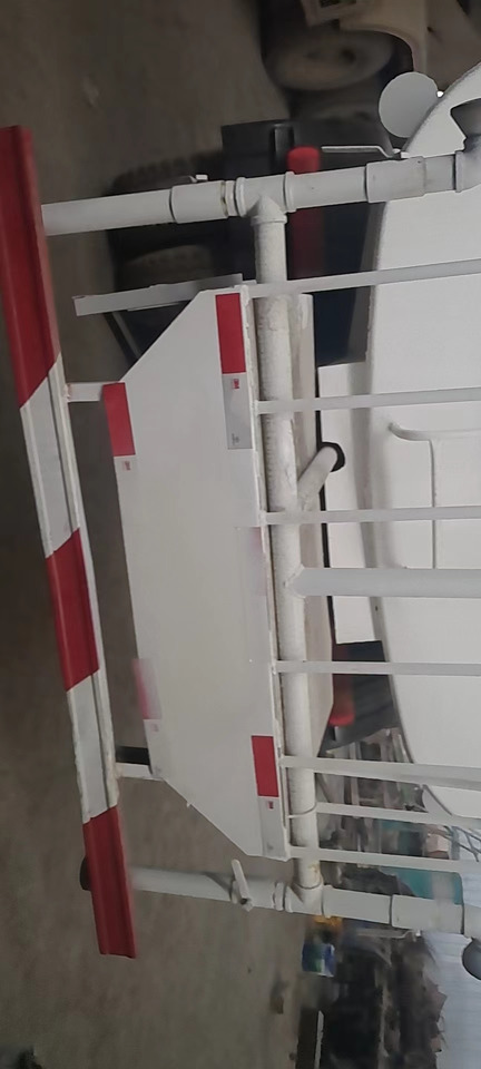 SINOTRUK 20 cubic meters tank - Camión cisterna: foto 4 SINOTRUK 20 cubic meters tank - Camión cisterna: foto 4