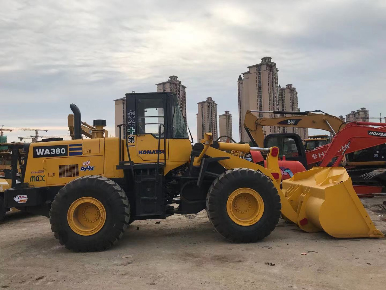 BACKHOE LOADER Certified Pre-Owned Komatsu WA380-3 | Heavy-Duty Loader for Mining/ Construction - Price Negotiable! - Cargadora de ruedas: foto 3 BACKHOE LOADER Certified Pre-Owned Komatsu WA380-3 | Heavy-Duty Loader for Mining/ Construction - Price Negotiable! - Cargadora de ruedas: foto 3