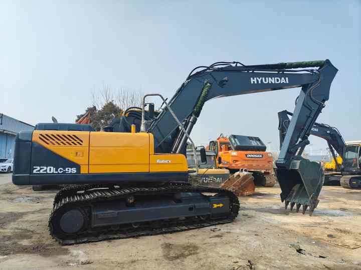 Second-hand Korean Hyundai 200LC-9S Excavator of Excellent Quality Is on Hot Sale at a Low Price - Excavadora: foto 4 Second-hand Korean Hyundai 200LC-9S Excavator of Excellent Quality Is on Hot Sale at a Low Price - Excavadora: foto 4