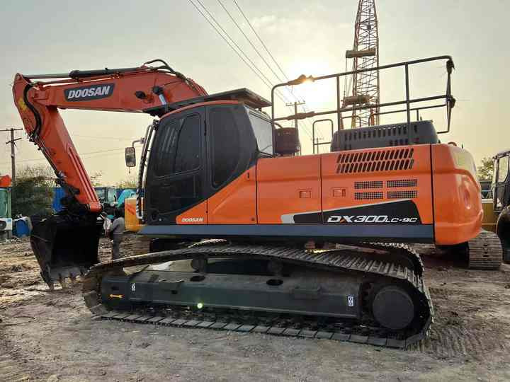 Used Excavator Doosan DX300 Excavators Mini Equipment Earth Moving Machinery Doosan Digger Excavator for Sale - Excavadora de cadenas: foto 5 Used Excavator Doosan DX300 Excavators Mini Equipment Earth Moving Machinery Doosan Digger Excavator for Sale - Excavadora de cadenas: foto 5