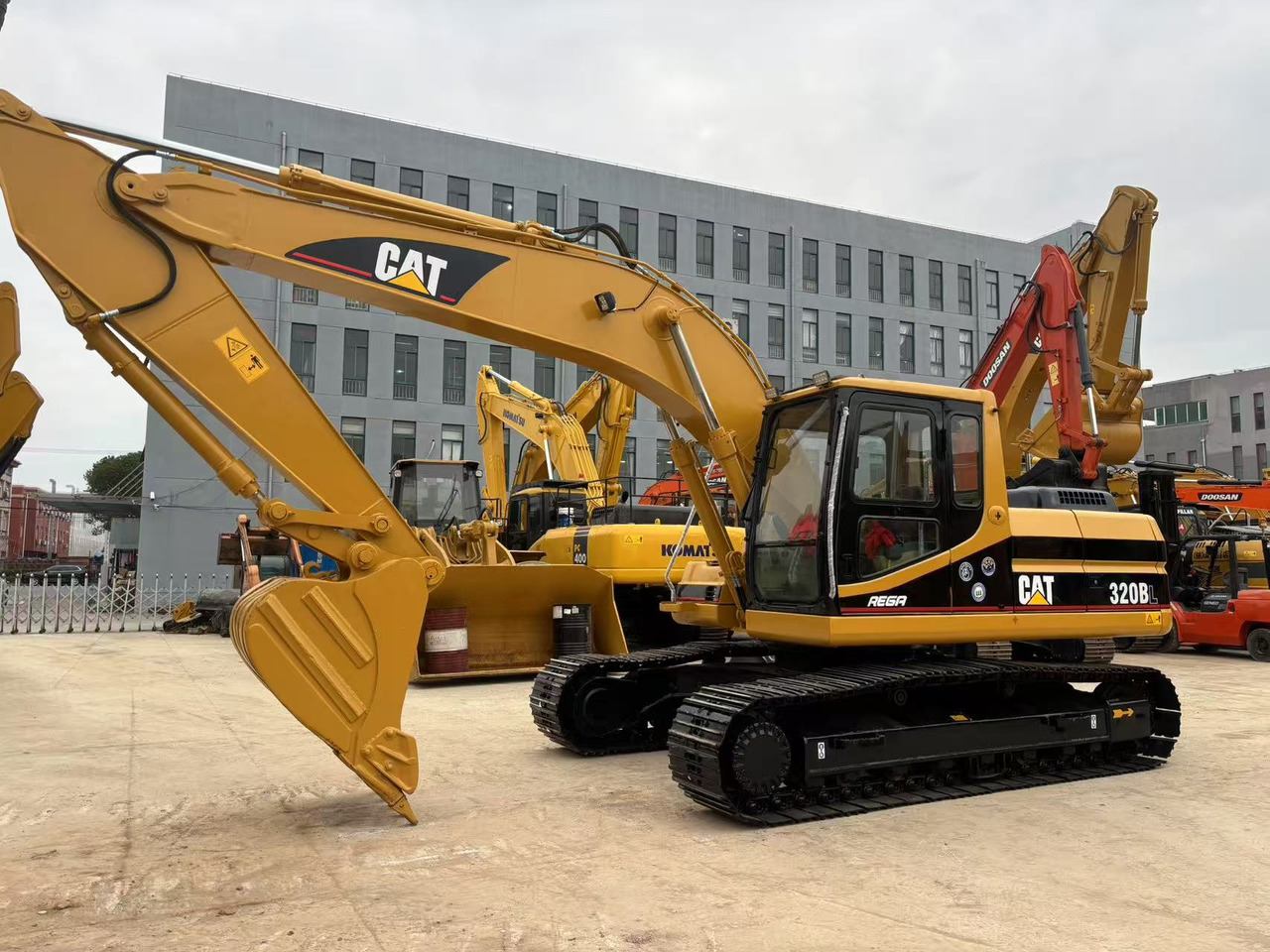 CATERPILLAR 320BL - Excavadora de cadenas: foto 2 CATERPILLAR 320BL - Excavadora de cadenas: foto 2