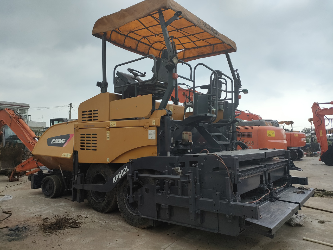 XCMG RP602L - Pavimentadora de asfalto: foto 1 XCMG RP602L - Pavimentadora de asfalto: foto 1