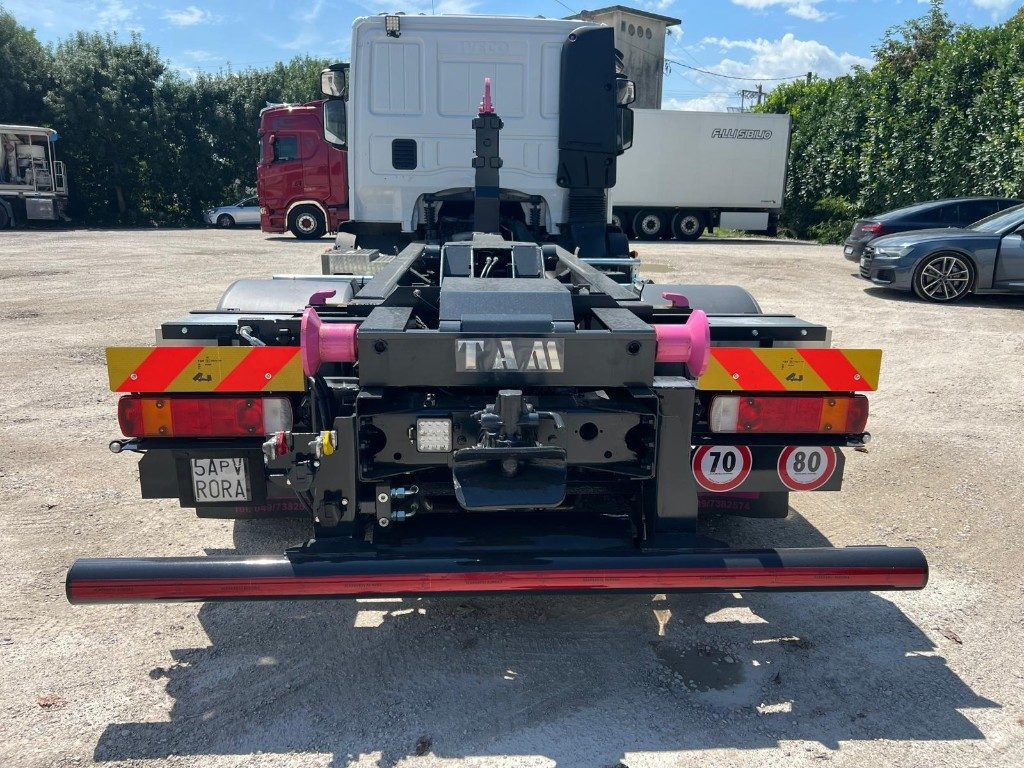 IVECO EUROCARGO 120E28 CON SCARRABILE NUOVO - Camión multibasculante: foto 4 IVECO EUROCARGO 120E28 CON SCARRABILE NUOVO - Camión multibasculante: foto 4