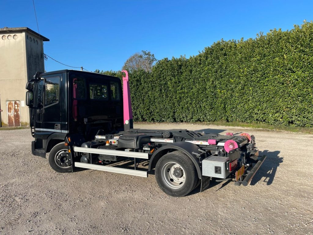 IVECO EUROCARGO 75E18 CON SCARRABILE NUOVO - Camión multibasculante: foto 4 IVECO EUROCARGO 75E18 CON SCARRABILE NUOVO - Camión multibasculante: foto 4