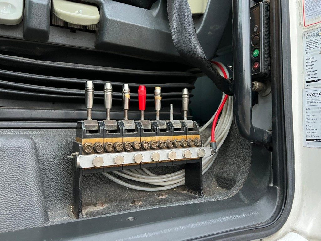 Camión multibasculante, Camión grúa MAN TGX 26.480 SCARRABILE CON GRU: foto 14 Camión multibasculante, Camión grúa MAN TGX 26.480 SCARRABILE CON GRU: foto 14