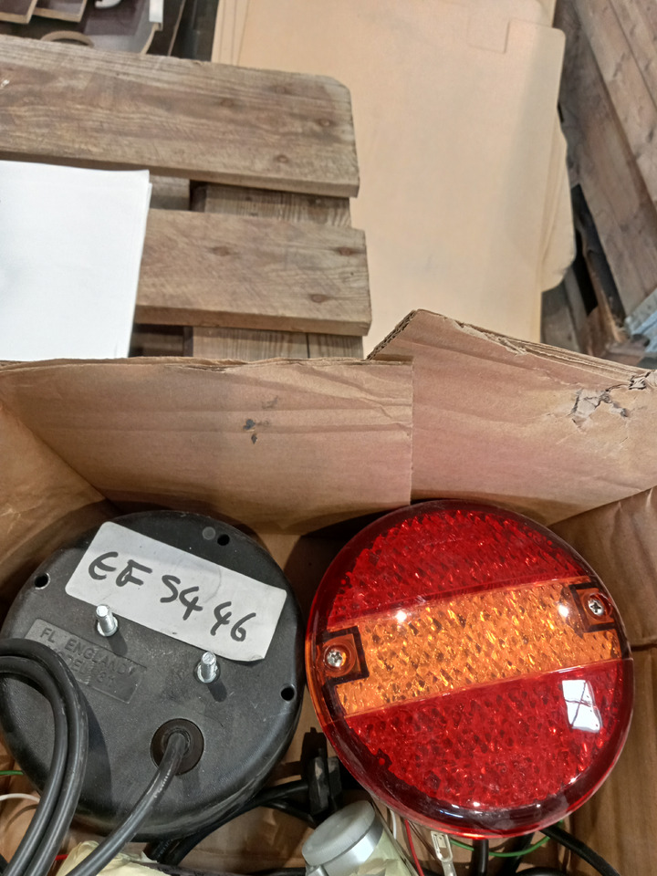 Trouillet FEU 3 FONCTIONS LED DROIT 810/09/10 - Luz trasera: foto 1 Trouillet FEU 3 FONCTIONS LED DROIT 810/09/10 - Luz trasera: foto 1