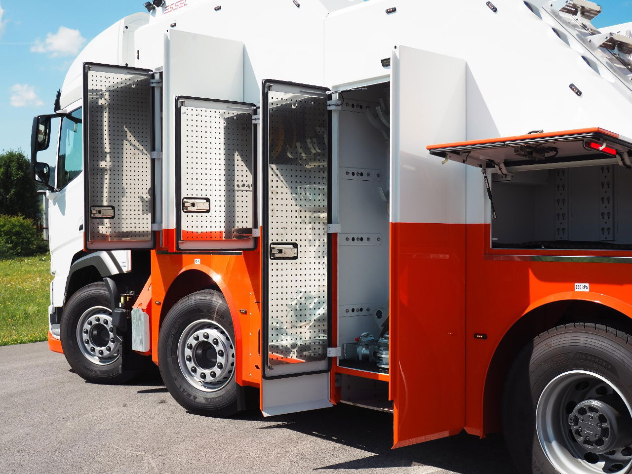 DAF XF 530 NEW T-REX DAF white - Grua de remolque autos: foto 3 DAF XF 530 NEW T-REX DAF white - Grua de remolque autos: foto 3