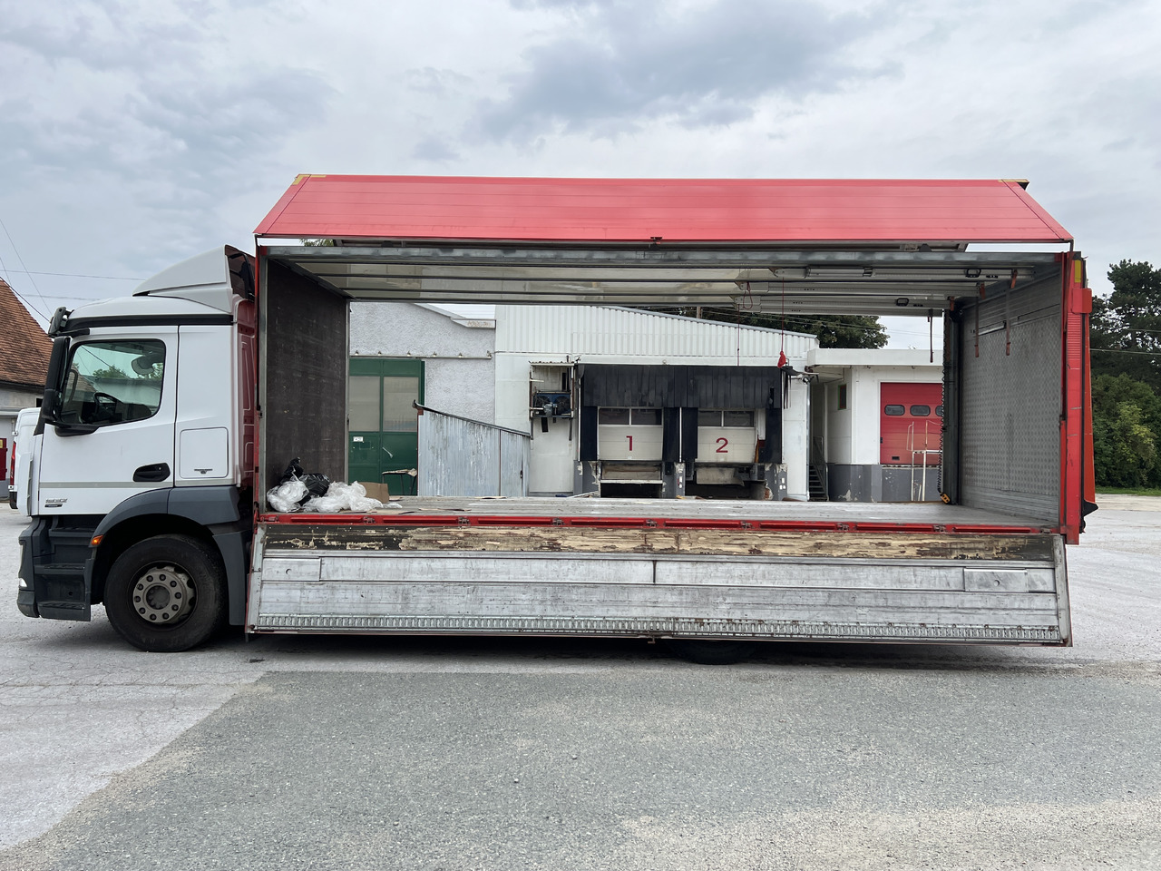 MERCEDES-BENZ ANTOS  1832 Getränkw.  LBW | Klima |  EURO 6 - Camión transporte de bebidas: foto 4 MERCEDES-BENZ ANTOS  1832 Getränkw.  LBW | Klima |  EURO 6 - Camión transporte de bebidas: foto 4