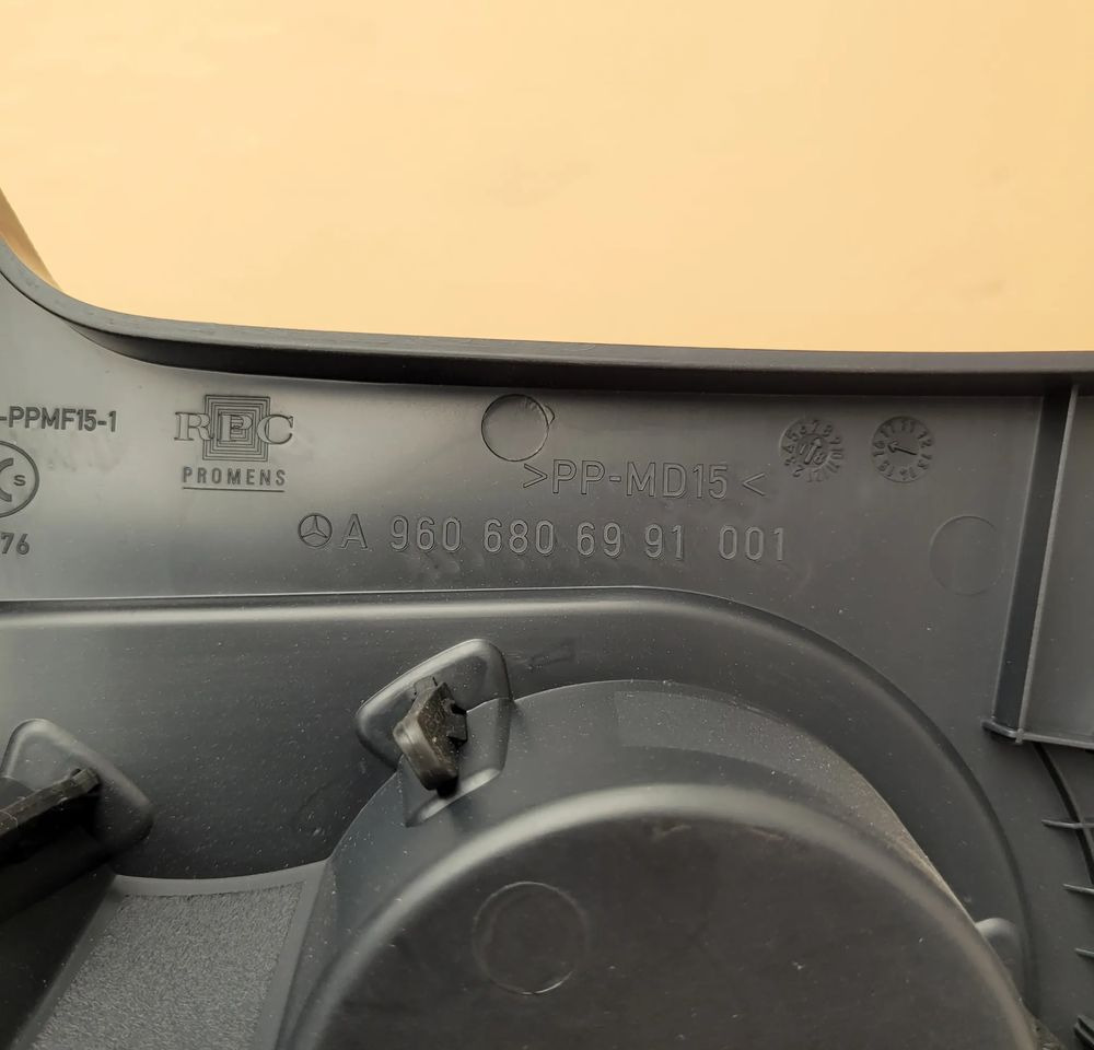 KONSOLA SCHOWRK MERCEDES ACTROS MP4 MP5 NOWY ORYGINAŁ A9606806991/001 CHWALIM116 - Salpicadero para Camión: foto 3 KONSOLA SCHOWRK MERCEDES ACTROS MP4 MP5 NOWY ORYGINAŁ A9606806991/001 CHWALIM116 - Salpicadero para Camión: foto 3