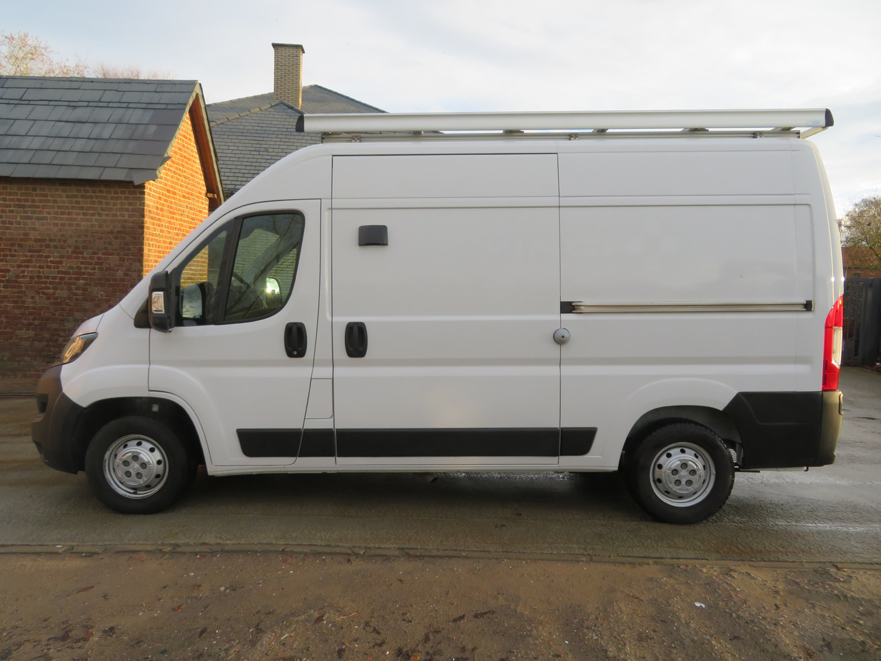 Peugeot Boxer 2.2 BlueHDI L2H2 dubbel schuifdeur - Furgón: foto 4 Peugeot Boxer 2.2 BlueHDI L2H2 dubbel schuifdeur - Furgón: foto 4