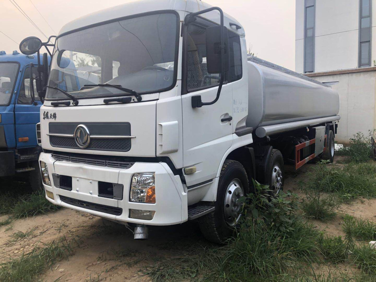 DONGFENG fuel tanker CLICK HERE FOR DISCOUNT - Camión cisterna: foto 2 DONGFENG fuel tanker CLICK HERE FOR DISCOUNT - Camión cisterna: foto 2