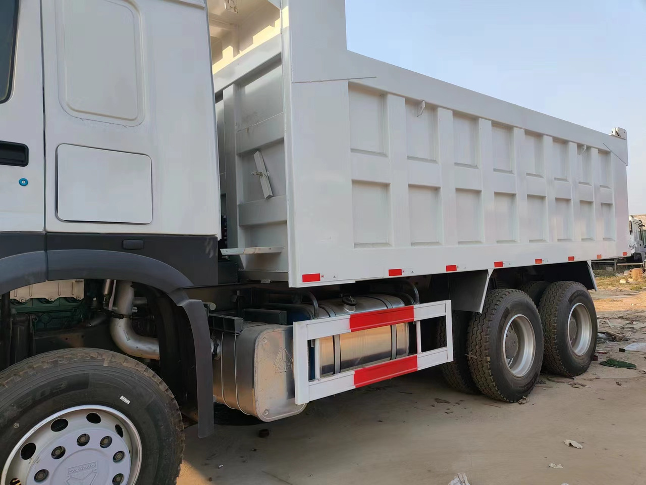 HOWO 375Dump Truck Right-Hand Drive - Camión volquete: foto 4 HOWO 375Dump Truck Right-Hand Drive - Camión volquete: foto 4