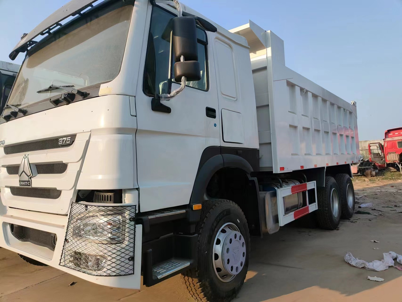 HOWO 375Dump Truck Right-Hand Drive - Camión volquete: foto 2 HOWO 375Dump Truck Right-Hand Drive - Camión volquete: foto 2