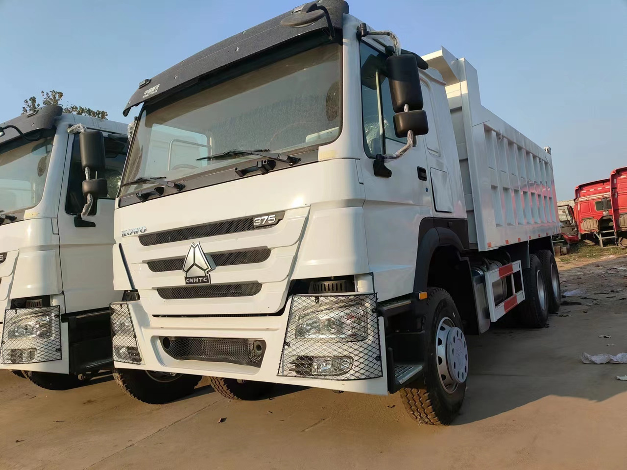 HOWO 375Dump Truck Right-Hand Drive - Camión volquete: foto 1 HOWO 375Dump Truck Right-Hand Drive - Camión volquete: foto 1