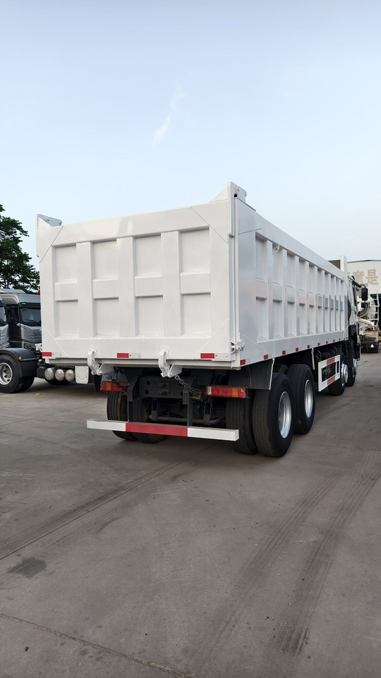 SINOTRUK HOWO 371 8x4 Dump Truck Click for Discount - Camión volquete: foto 4 SINOTRUK HOWO 371 8x4 Dump Truck Click for Discount - Camión volquete: foto 4