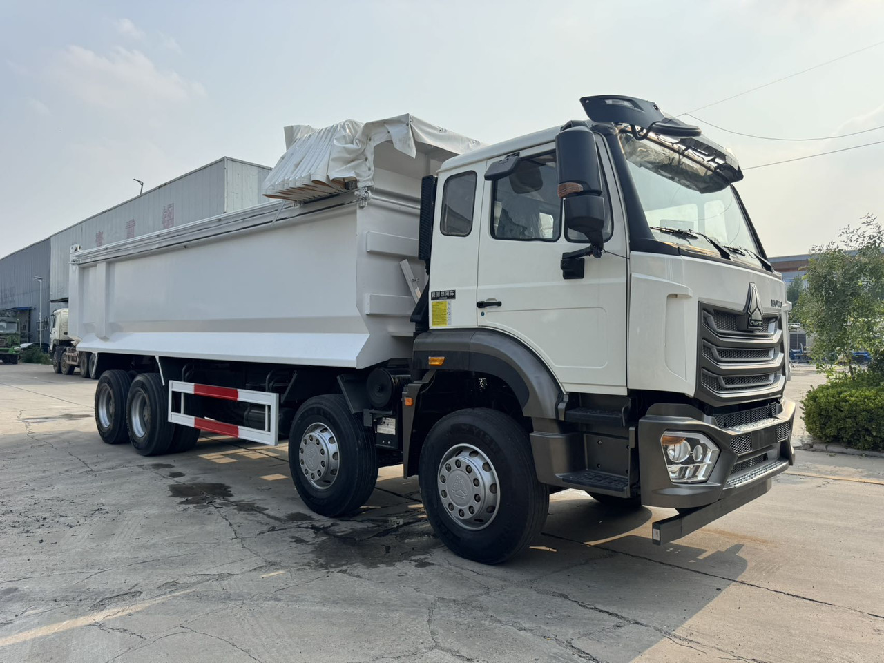 SINOTRUK HOWO Dump Truck 8x4 Click Here for Discount - Camión volquete: foto 2 SINOTRUK HOWO Dump Truck 8x4 Click Here for Discount - Camión volquete: foto 2