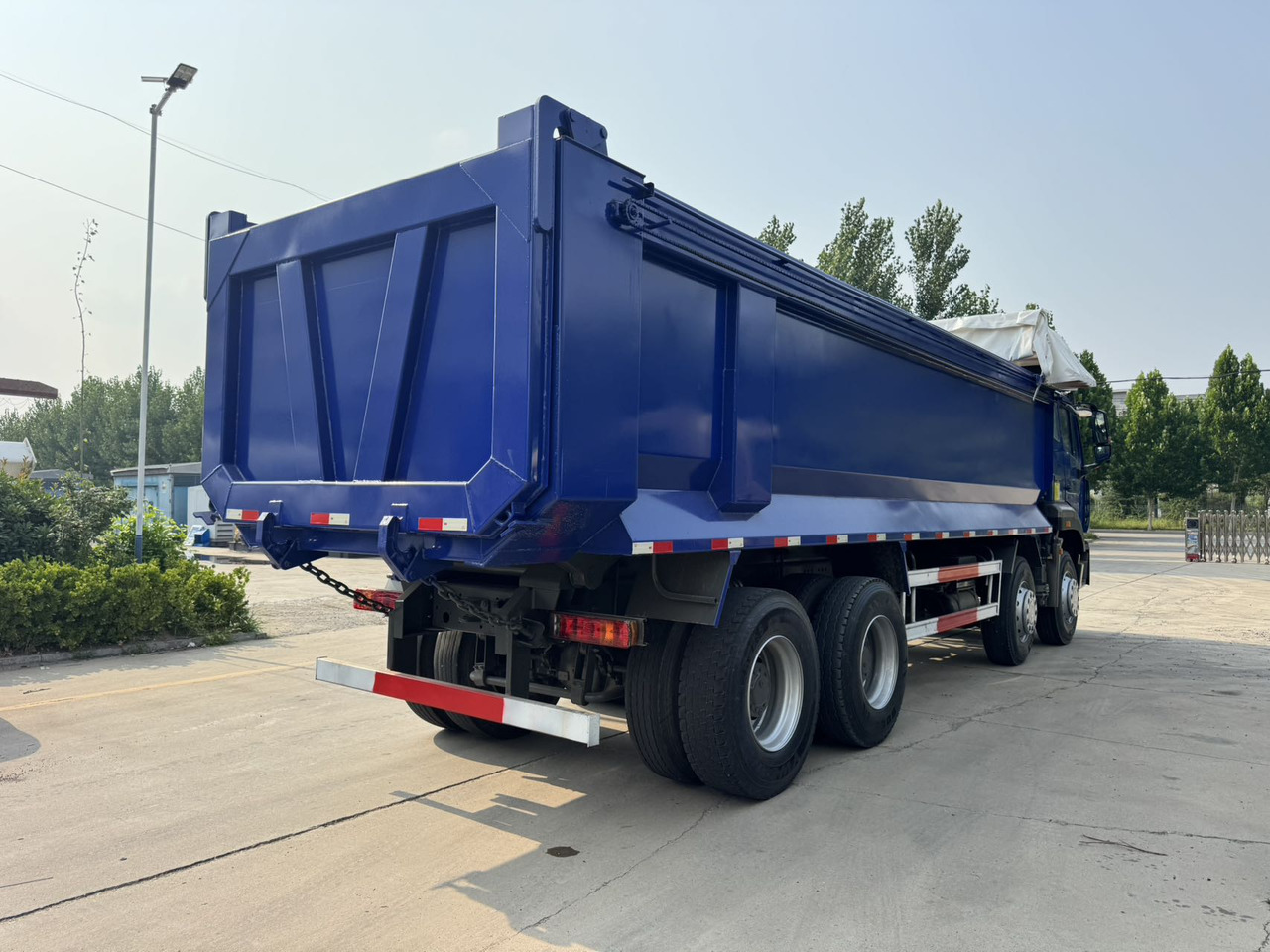 SINOTRUK HOWO Dump Truck 8x4 Click for Discount - Camión volquete: foto 4 SINOTRUK HOWO Dump Truck 8x4 Click for Discount - Camión volquete: foto 4