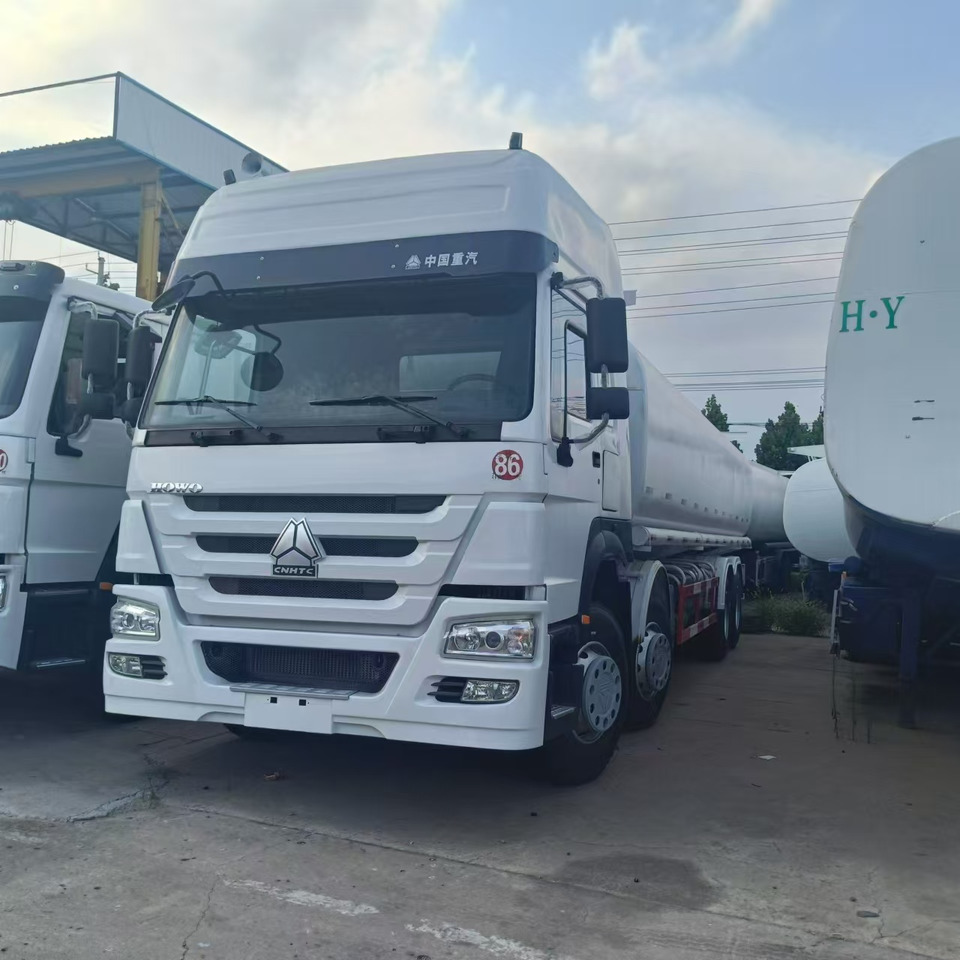 SINOTRUK Howo 371 Fuel Tanker Click Here For DISCOUNT - Camión cisterna: foto 2 SINOTRUK Howo 371 Fuel Tanker Click Here For DISCOUNT - Camión cisterna: foto 2