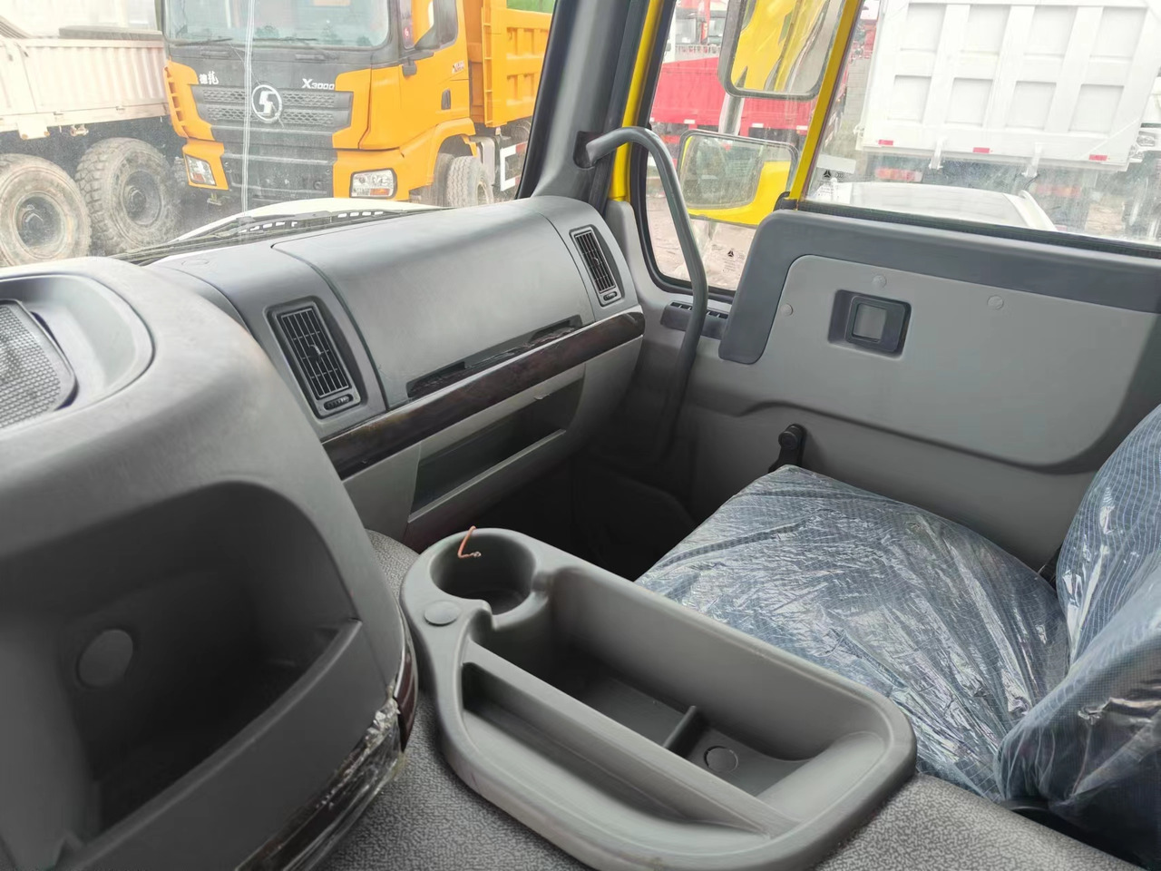 Sino HOWO 8x4 Dump Truck Click for Discount - Camión volquete: foto 5 Sino HOWO 8x4 Dump Truck Click for Discount - Camión volquete: foto 5