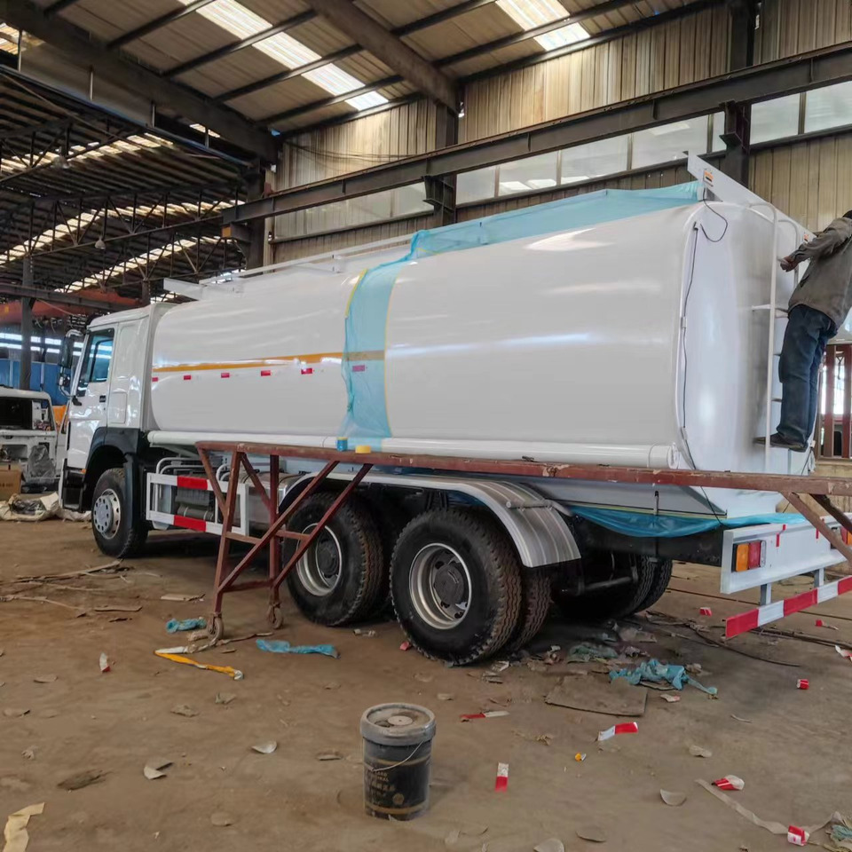 Sinotruck HOWO 371 Fuel Tanker Large Capacity Fuel Vehicle - Camión cisterna: foto 4 Sinotruck HOWO 371 Fuel Tanker Large Capacity Fuel Vehicle - Camión cisterna: foto 4