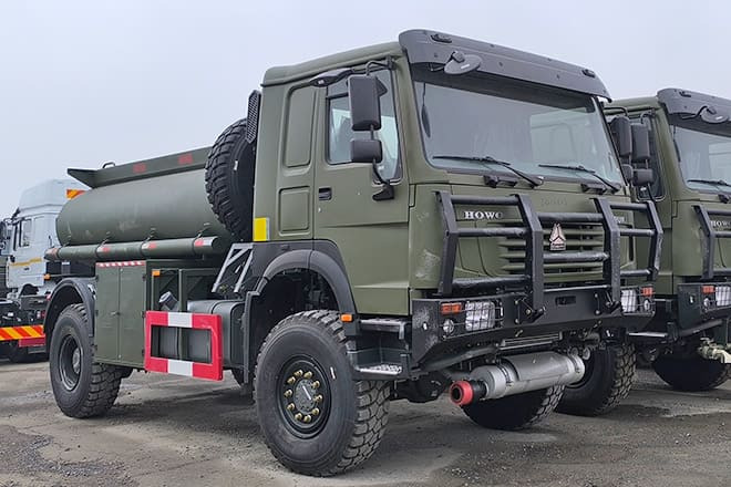 SINOTRUK Howo 4X2 Small Fuel Tanker Truck for Sale in Zambia - Camión cisterna: foto 1 SINOTRUK Howo 4X2 Small Fuel Tanker Truck for Sale in Zambia - Camión cisterna: foto 1