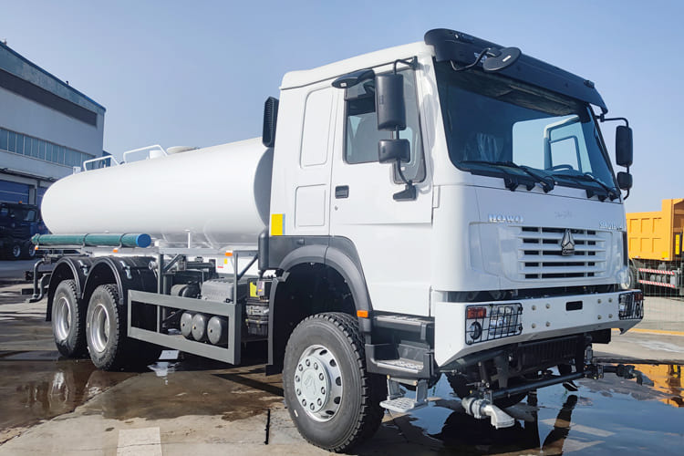 SINOTRUK Sinotruk Water Tanker Truck for Sale in Jamaica - Camión cisterna: foto 2 SINOTRUK Sinotruk Water Tanker Truck for Sale in Jamaica - Camión cisterna: foto 2