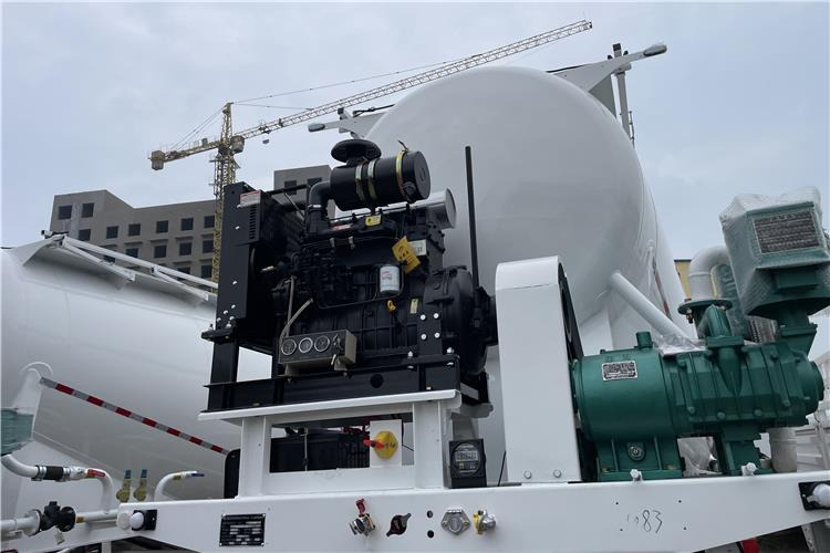 TITAN 3 Axle 30CBM Cement Tanker Trailer with Air Suspension In Saudi Arabia - Semirremolque cisterna: foto 2 TITAN 3 Axle 30CBM Cement Tanker Trailer with Air Suspension In Saudi Arabia - Semirremolque cisterna: foto 2