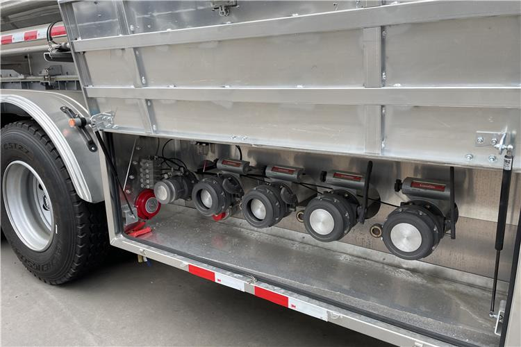 TITAN 3 Axle 45000 L Aluminum Fuel Tanker Trailer for Sale In Zimbabwe - Semirremolque cisterna: foto 4 TITAN 3 Axle 45000 L Aluminum Fuel Tanker Trailer for Sale In Zimbabwe - Semirremolque cisterna: foto 4