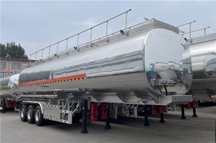 TITAN 3 Axle 45000 L Aluminum Fuel Tanker Trailer for Sale In Zimbabwe - Semirremolque cisterna: foto 2 TITAN 3 Axle 45000 L Aluminum Fuel Tanker Trailer for Sale In Zimbabwe - Semirremolque cisterna: foto 2