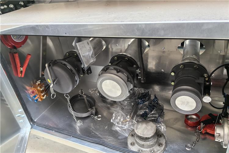 TITAN 3 Axle Aluminum Fuel Tanker Trailer for Sale In Jamaica - Semirremolque cisterna: foto 5 TITAN 3 Axle Aluminum Fuel Tanker Trailer for Sale In Jamaica - Semirremolque cisterna: foto 5