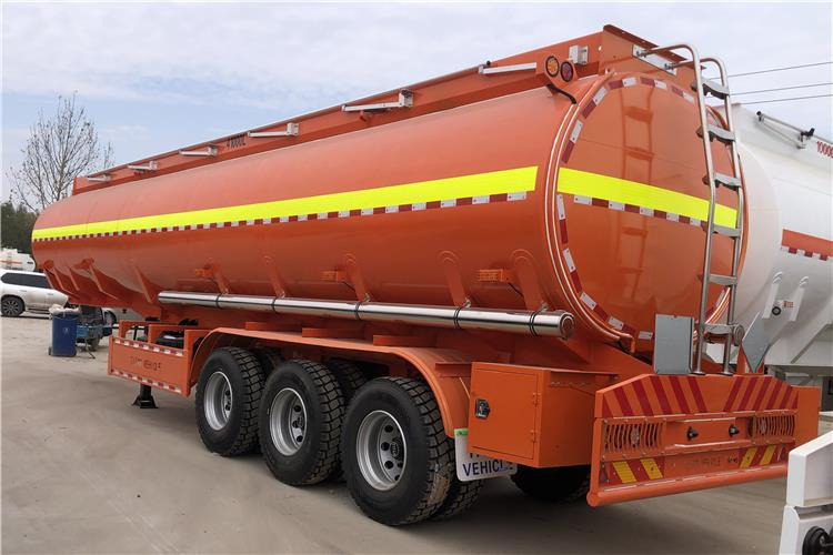TITAN 45000 Liters Fuel Oil Diesel Tanker Trailer for Sale In Saudi Arabia - Semirremolque cisterna: foto 4 TITAN 45000 Liters Fuel Oil Diesel Tanker Trailer for Sale In Saudi Arabia - Semirremolque cisterna: foto 4