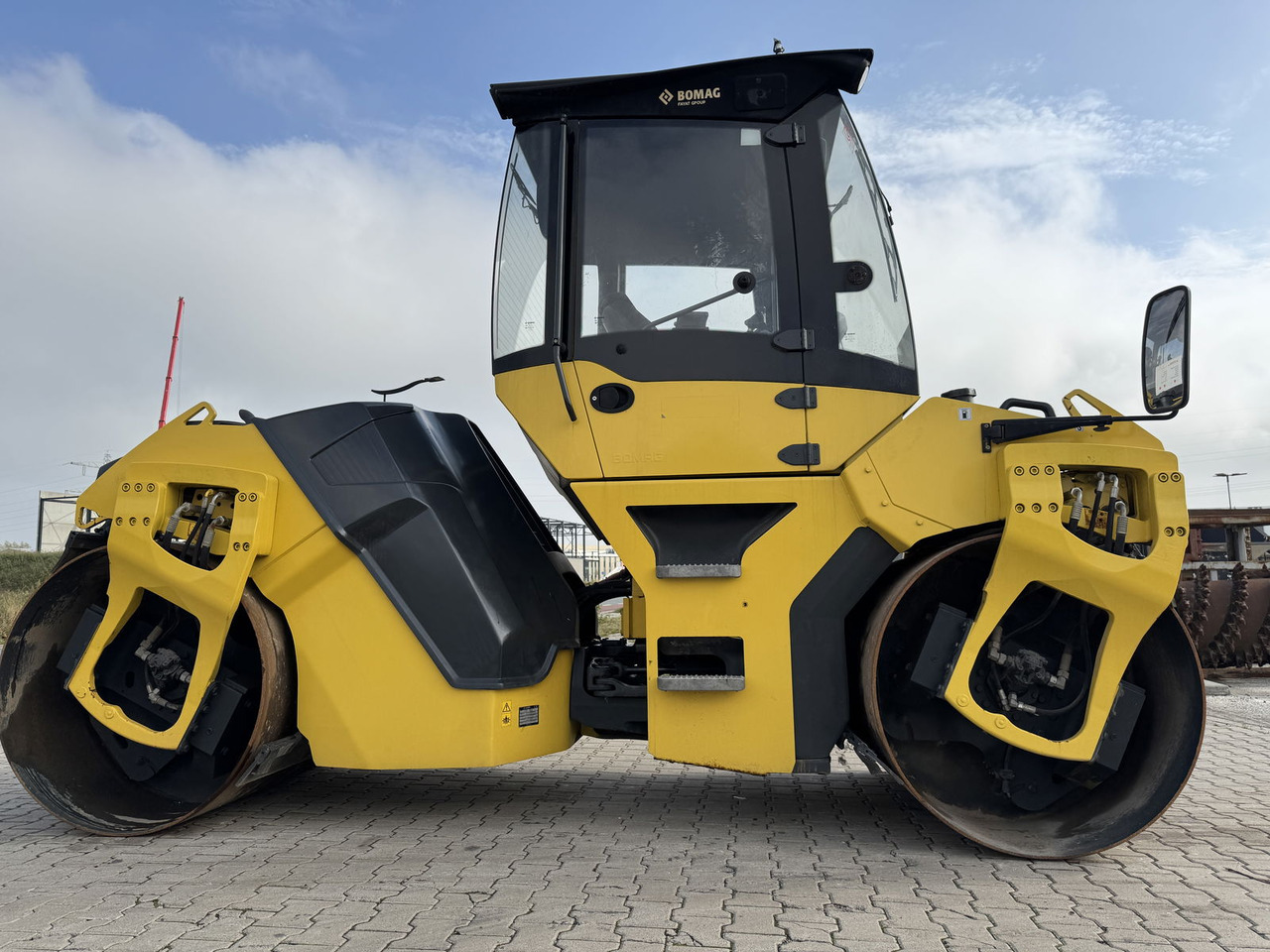 Bomag BW 151 AD-5 - Apisonadora de asfalto: foto 1 Bomag BW 151 AD-5 - Apisonadora de asfalto: foto 1