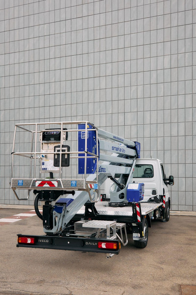 Oil & Steel Snake 26 Sobre IVECO 35S14 Distancia entre ejes 4100 mm - Plataforma elevadora: foto 2 Oil & Steel Snake 26 Sobre IVECO 35S14 Distancia entre ejes 4100 mm - Plataforma elevadora: foto 2