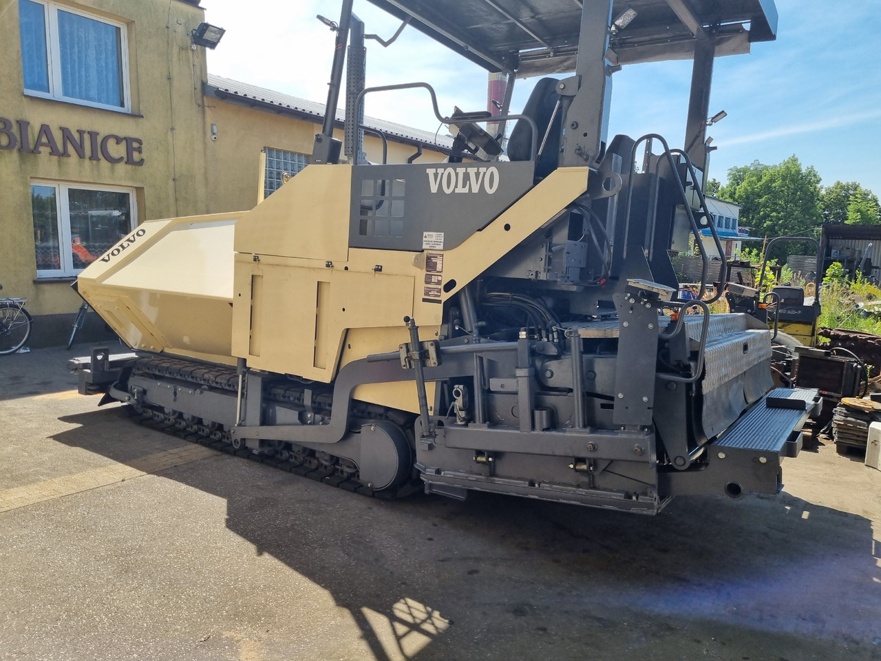 VOLVO TITAN 6820 - Pavimentadora de asfalto: foto 1 VOLVO TITAN 6820 - Pavimentadora de asfalto: foto 1