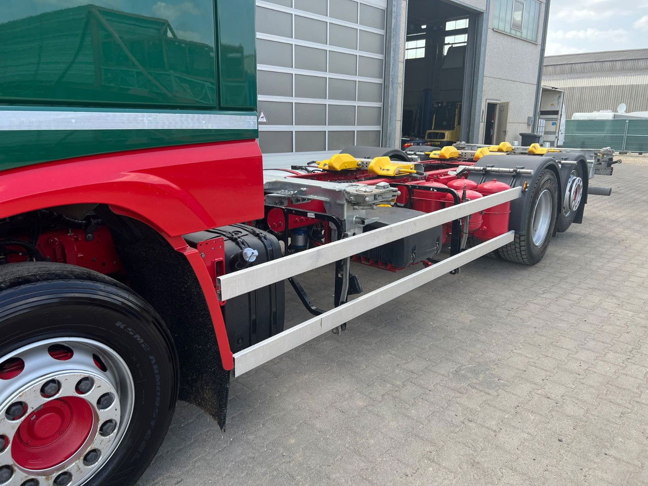 DAF XF 480 FAN SSC BDF C715/745 + Intarder + 2x Tank - Camión portacontenedore/ Intercambiable: foto 2 DAF XF 480 FAN SSC BDF C715/745 + Intarder + 2x Tank - Camión portacontenedore/ Intercambiable: foto 2