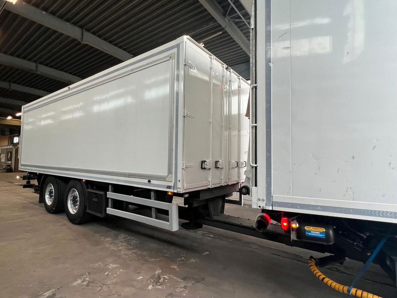 Mercedes-Benz Actros 2543 Komplettzug Voll-Luft - Lange Koffer - Camión caja cerrada: foto 3 Mercedes-Benz Actros 2543 Komplettzug Voll-Luft - Lange Koffer - Camión caja cerrada: foto 3