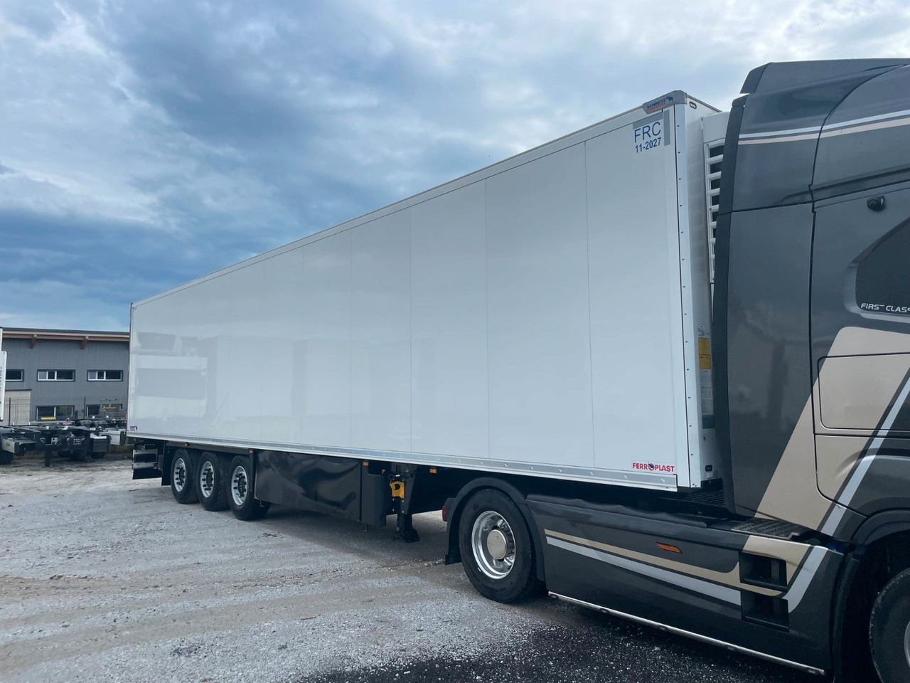 Schmitz Cargobull SKO 24 Cool V7 DoppelStock Blumenbreit - Semirremolque caja cerrada: foto 2 Schmitz Cargobull SKO 24 Cool V7 DoppelStock Blumenbreit - Semirremolque caja cerrada: foto 2