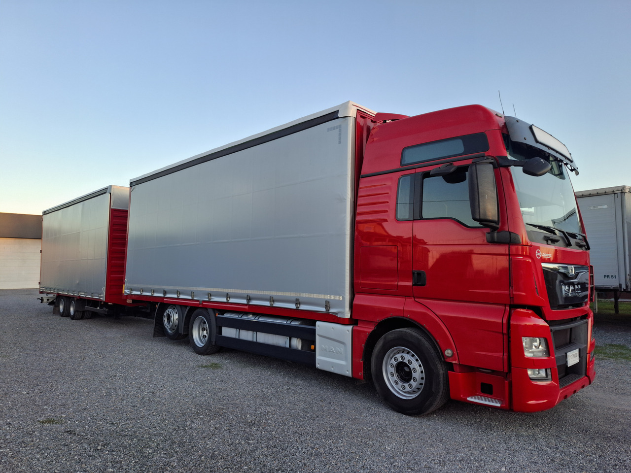 MAN TGX 26.440 E6 + SCHMITZ - Camión lona: foto 1 MAN TGX 26.440 E6 + SCHMITZ - Camión lona: foto 1